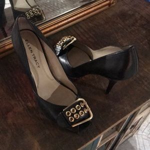 Super fun Black and gold pump